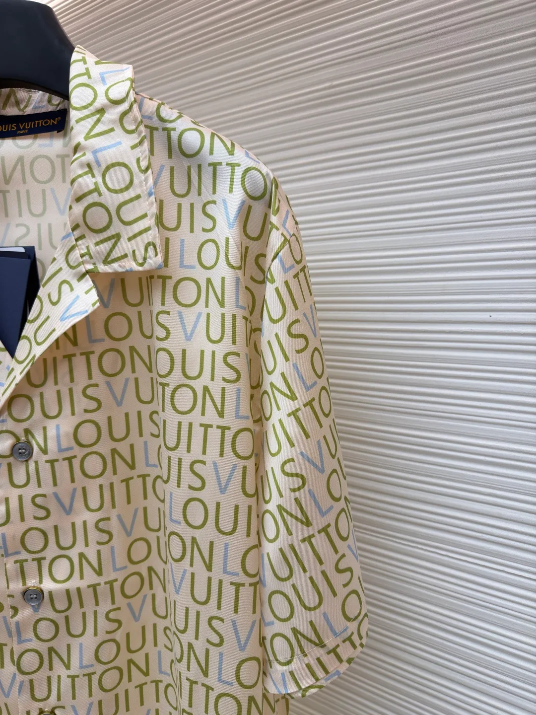 LOUIS VUITTON full-print letter short-sleeved shirt ●Item number: 1682512-A50 ●Material: cotton fabric ●Technology: printing production ●Color: apricot ●Version: fitted version ●Weight: about 180 grams ●Size: S-M-L-XL ●Description: Made of high-thread-count pure cotton poplin fabric. The fabric is treated with pre-washing water and feels smooth and breathable. It has good drape and stiffness, and is not easy to wrinkle and deform. The brand letter pattern printed all over the body of the garment is produced using digital direct printing technology. The color reproduction is high and the pattern is delicate. It is not easy to fade and smudge after high-temperature fixation treatment. The letters are neatly arranged to highlight the brand recognition. The shirt is designed with a Cuban collar, the neckline is smooth and natural, and the buttons at the placket are made of custom mother-of-pearl buttons, which have a warm and shiny texture. The overall cut is a loose silhouette, the shoulder joints are flat-stitched, the stitching is straight and fine, the cuffs are short-sleeved cuffs, and the details are exquisite. The customized accessories and three labels are complete, making it easily suitable for casual vacations and daily outings. The overall wiring is straight and delicate, the fabric is comfortable and soft, and the color is consistent without color difference. It can be matched with the same style to create a fashionable look and control various occasions. Customized accessories, complete with three standards, same style for men and women!